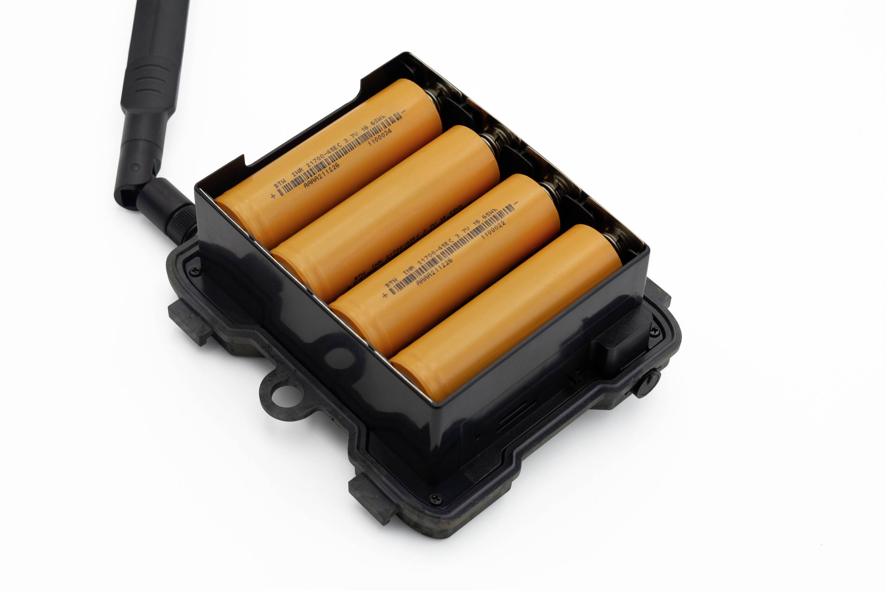 Akkupack mit vier orangefarbenen Batterien in schwarzem Gehäuse, verbunden mit Kabel. Verwendung für elektronische Geräte.