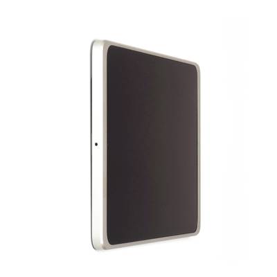Tablet mit schwarzem Bildschirm, aus leichtem Winkel gezeigt, silberner Rand erkennbar.