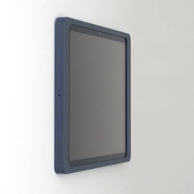 Ein Tablet-Computer ist an einer Wandhalterung befestigt. Das Display ist ausgeschaltet.