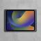 Tablet mit abstraktem, buntem Display an einer grauen Betonwand befestigt.