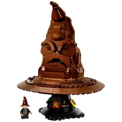 LEGO-set mit braunem Zauberhut. Der Hut hat Gesichtselemente. Eine kleine Figur mit ähnlichem Hut steht daneben.