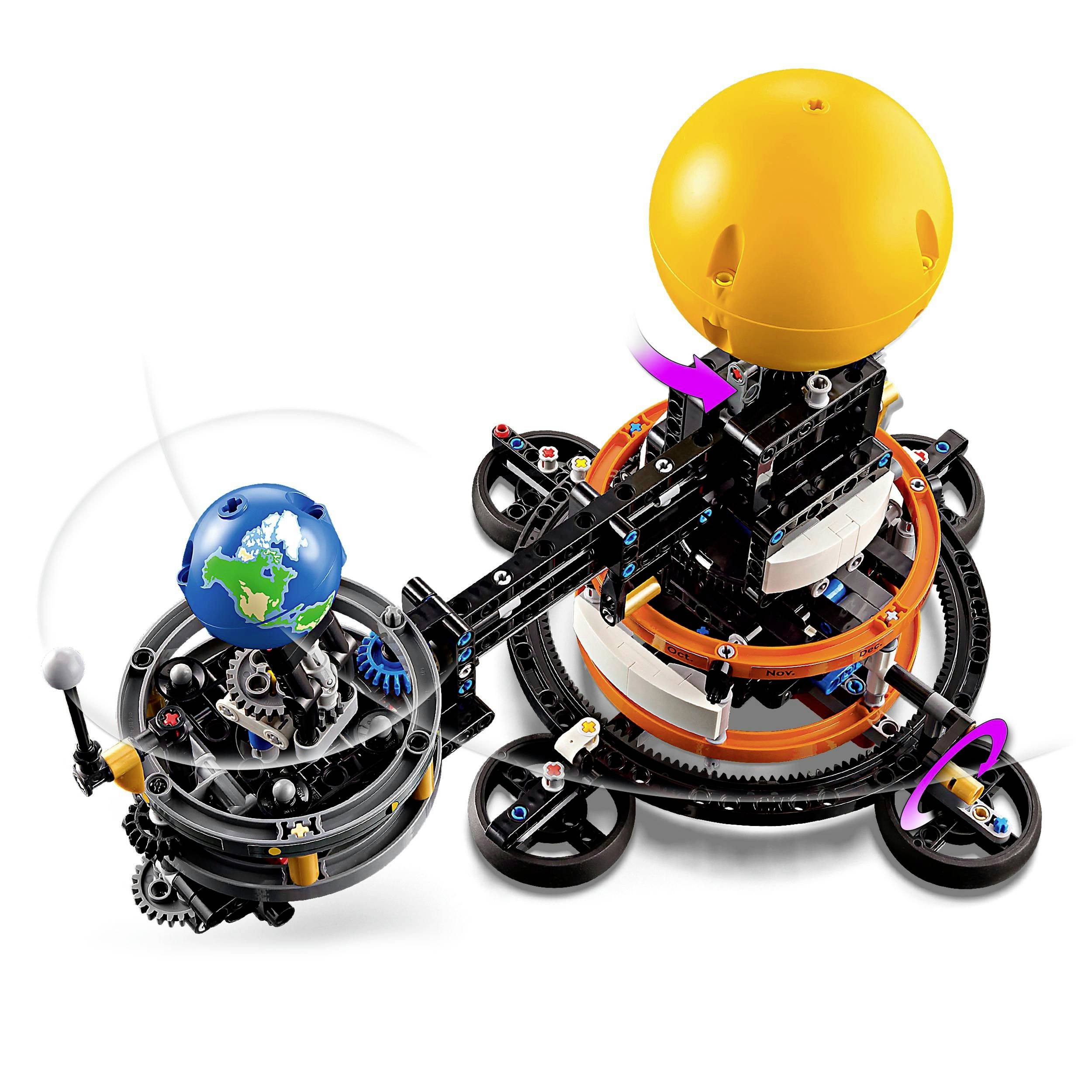 Ein LEGO-Set zeigt ein Modell des Sonnensystems mit einer Erdkugel, einer Sonne und mechanischen Zahnrädern, die Planetenbewegungen simulieren.