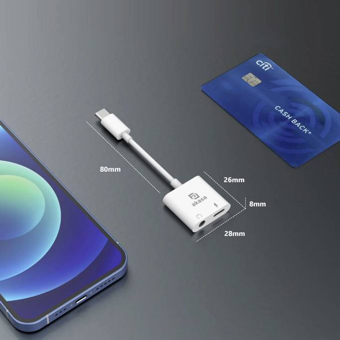 Smartphone mit blauem Gehäuse neben einem USB-Adapter (80mm) und einer blauen Kreditkarte. Adaptermaße: 28mm x 26mm x 8mm.