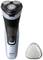 Elektrischer Rasierer der Marke Philips, Serie 3000X, mit drei rotierenden Scherköpfen; abnehmbarer Scherkopf liegt daneben.
