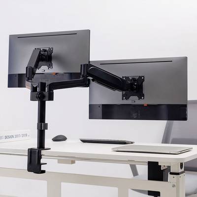 Zwei Monitore sind an einem Doppelmonitorhalterung an einem Schreibtisch montiert, was flexibles Arbeiten und ergonomische Positionierung ermöglicht.