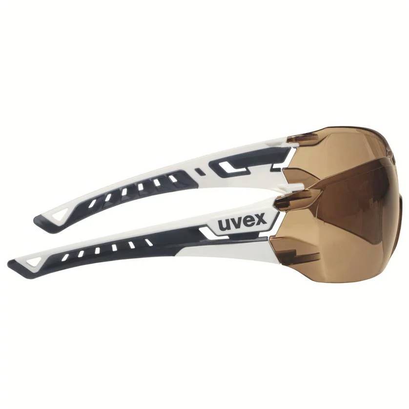Sportsonnenbrille von Uvex mit braunen Gläsern und weiß-schwarzem Gestell, seitlich gezeigt.