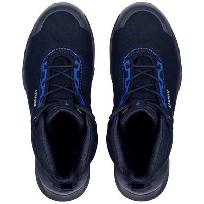 Ein Paar schwarze, moderne Sneakers aus der Vogelperspektive, mit blauen Details und Schnürsenkeln.