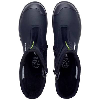 Zwei schwarze Stiefel aus recyceltem Material, von oben fotografiert. Auf einem Stiefel steht 'recycled'.