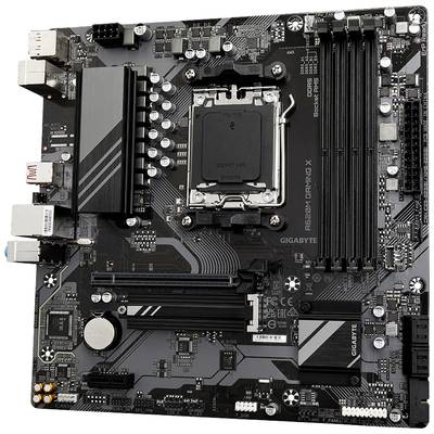 Ein Mainboard mit mehreren PCIe-Steckplätzen, RAM-Slots und einem CPU-Sockel. Verschiedene Anschlüsse sind auf der Rückseite sichtbar.