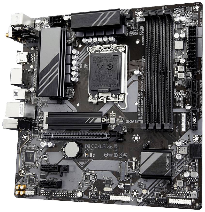Eine Computer-Motherboard-Platine mit verschiedenen Steckplätzen und Anschlüssen, einschließlich RAM-Steckplätzen und CPU-Sockel, sichtbar.