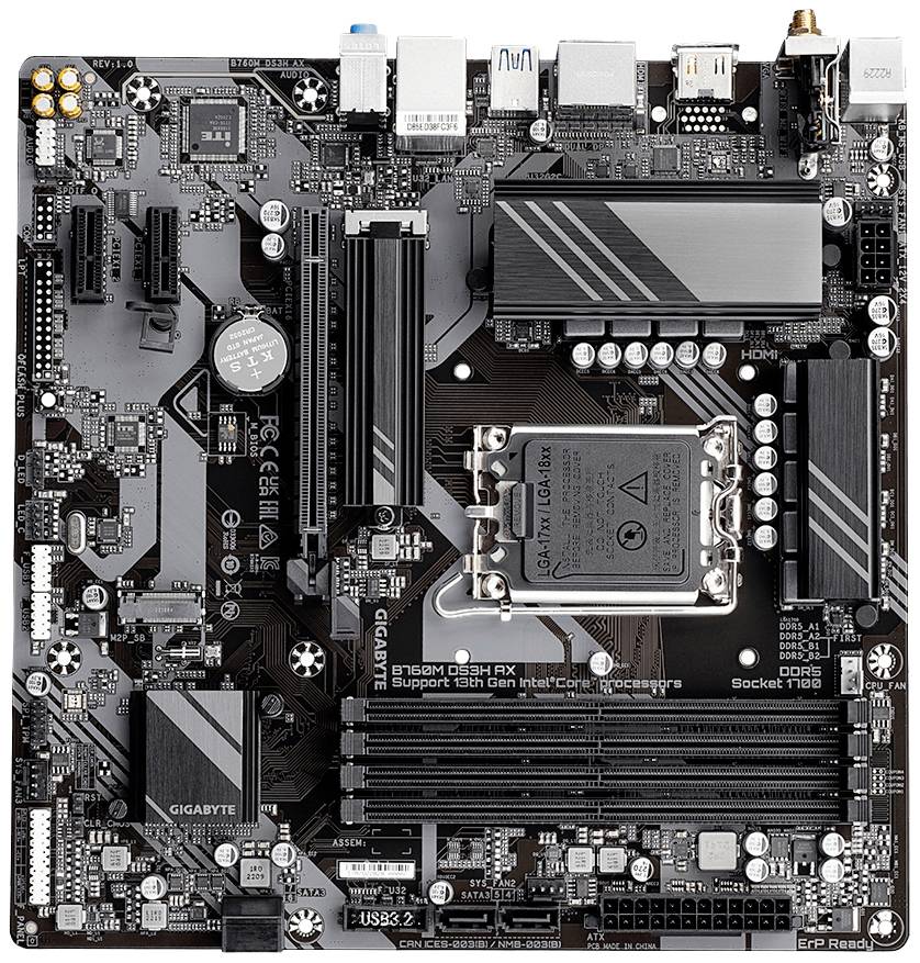 Computer-Mainboard mit verschiedenen Steckplätzen, Anschlüssen und einem Sockel für Prozessoren; Modell ist Gigabyte B560M DS3H AX.