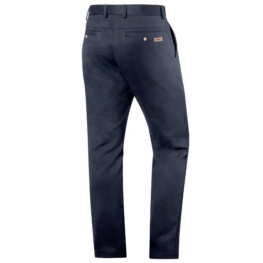 Eine dunkelblaue Hose, elegant geschnitten, steht aufrecht. Sie hat zwei Gesäßtaschen und eine kleine Marke an der rechten Tasche.