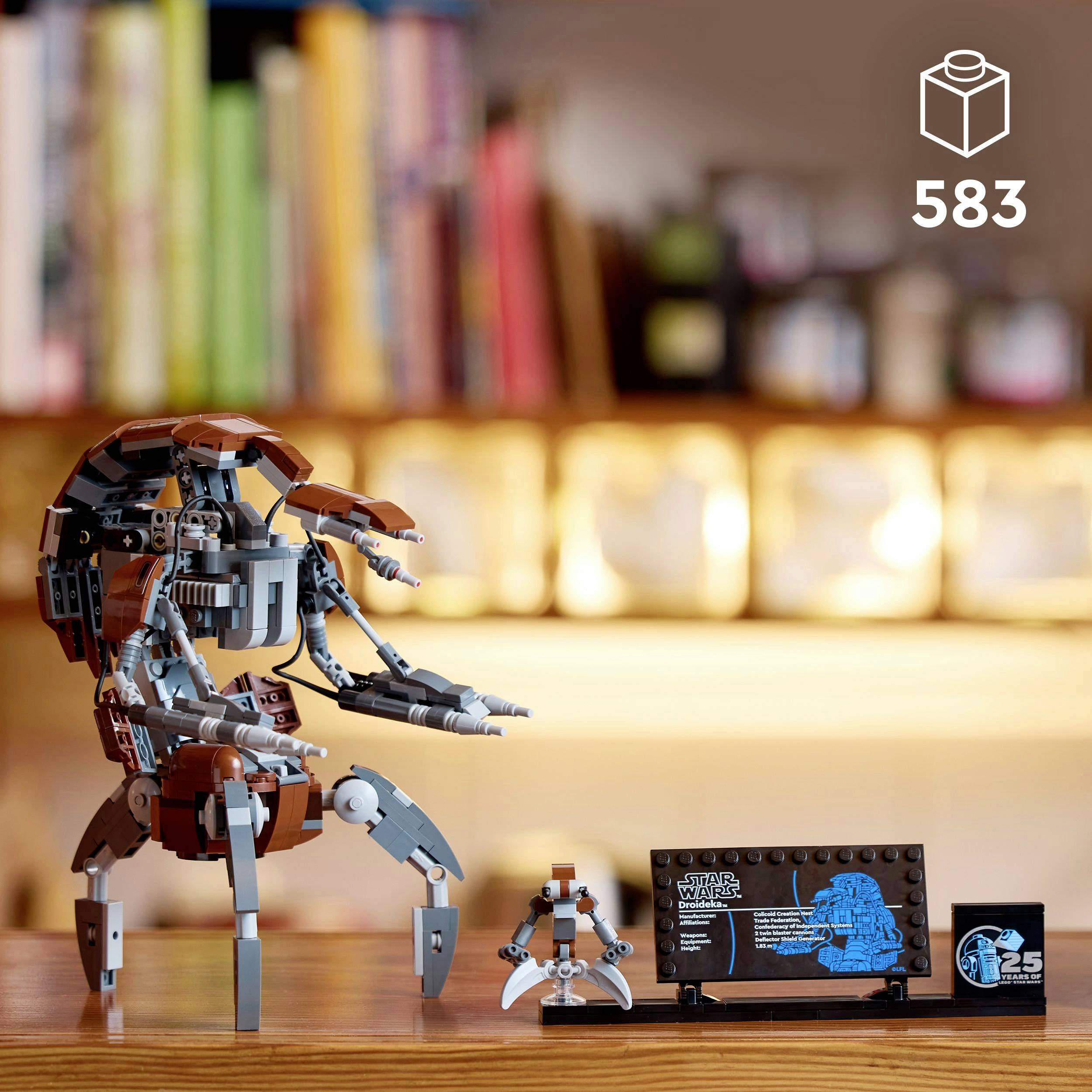 Ein LEGO Star Wars-Set mit 583 Teilen. Zeigt einen Droideka-Droiden mit detailliertem Modell, aufgestellt vor einem verschwommenen Hintergrund.