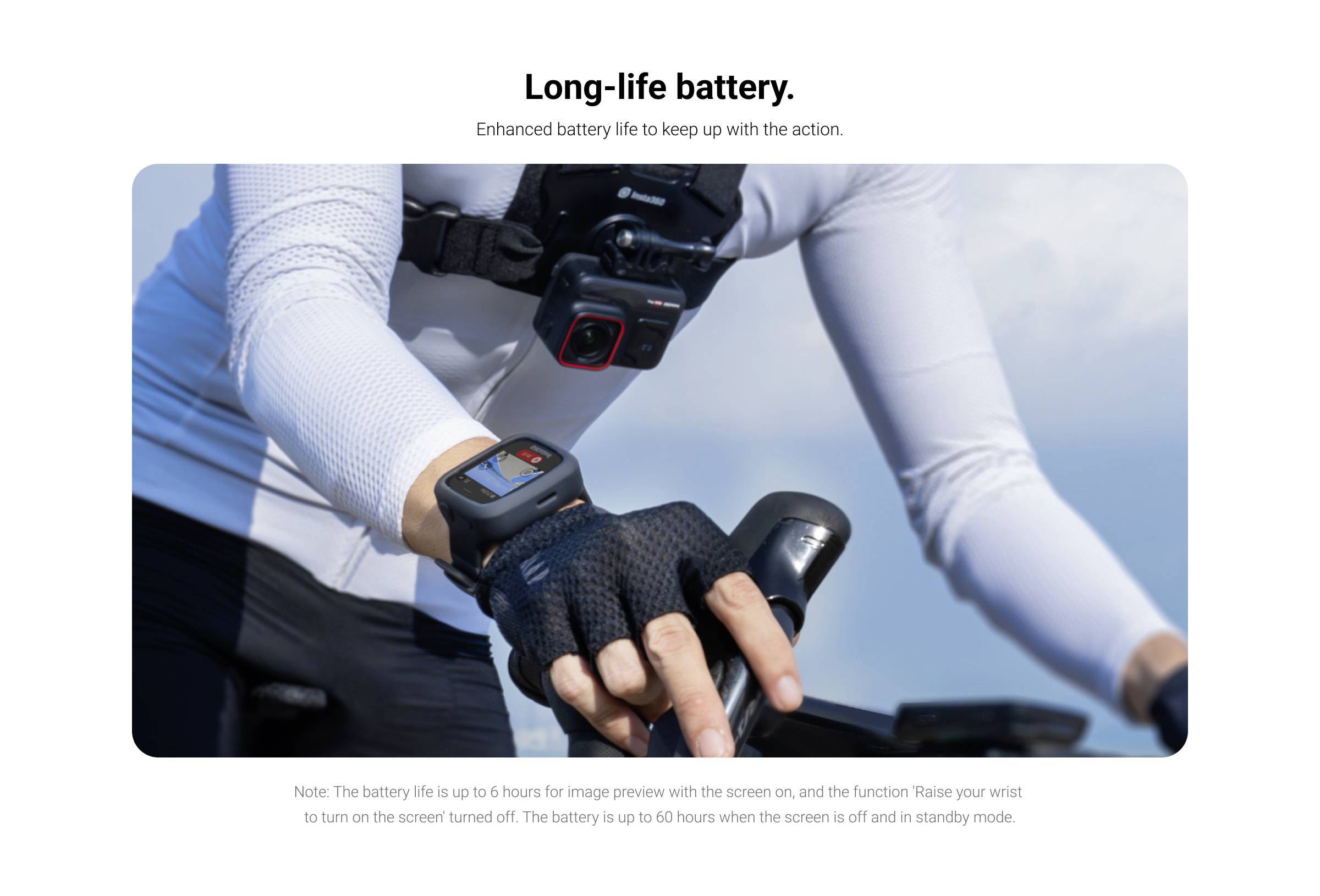 Mensch auf einem Fahrrad trägt ein Handgelenksgerät und nutzt eine Brustkamera. Text oben: 'Lange Akkulaufzeit. Verbesserte Batterielebensdauer, um mit der Action Schritt zu halten'.