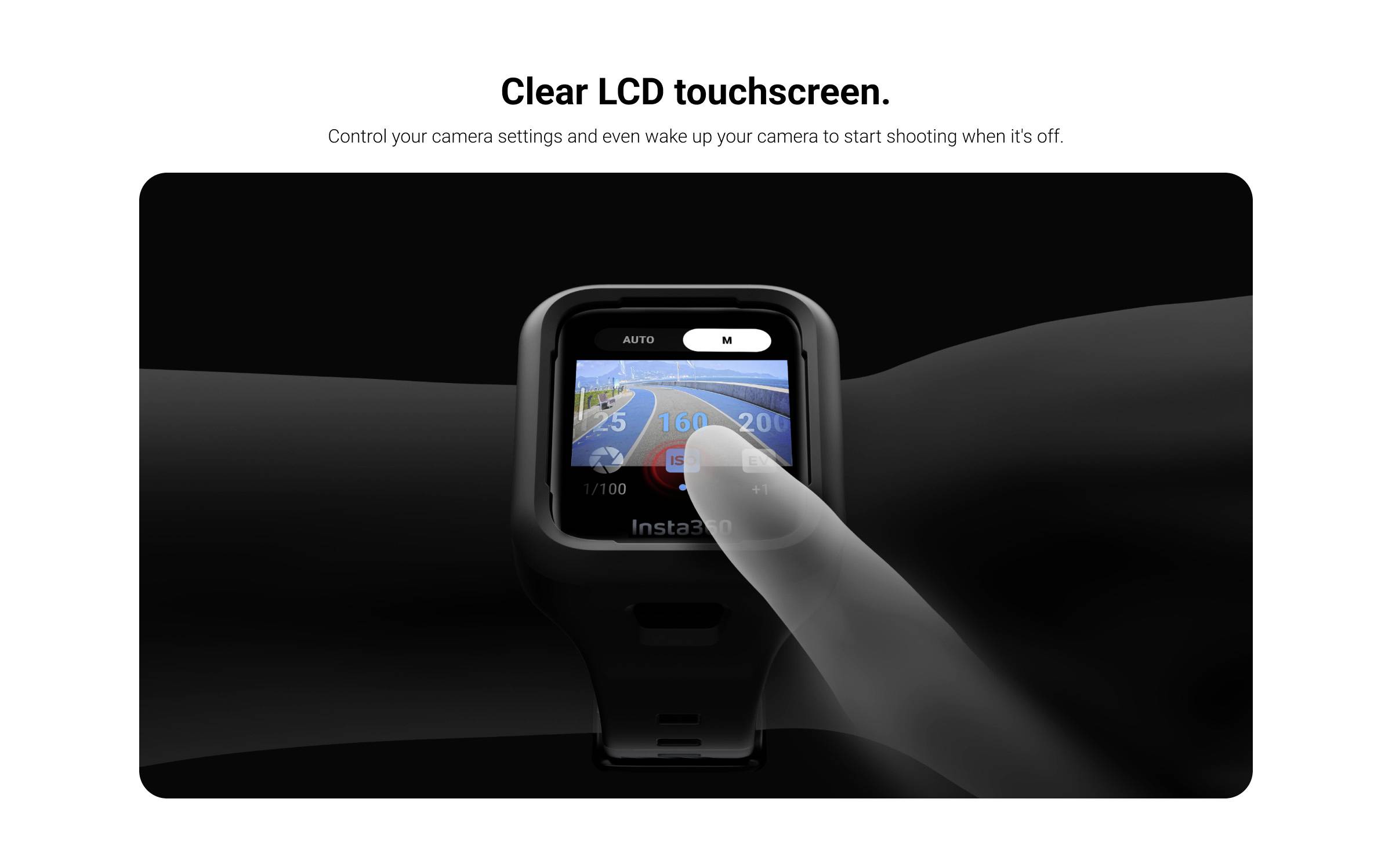 Ein Finger berührt den klaren LCD-Touchscreen einer Kamera, um Einstellungen zu steuern. Text: 'Clear LCD touchscreen. Control your camera settings.'