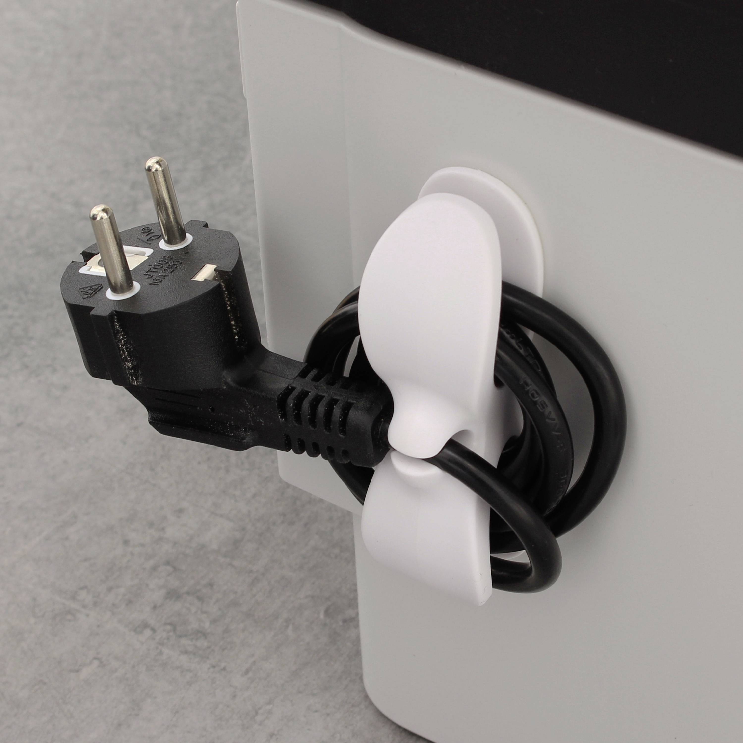 Ein schwarzes Stromkabel mit Stecker wird ordentlich mit einem weißen Kabelhalter an der Seite eines Geräts befestigt.