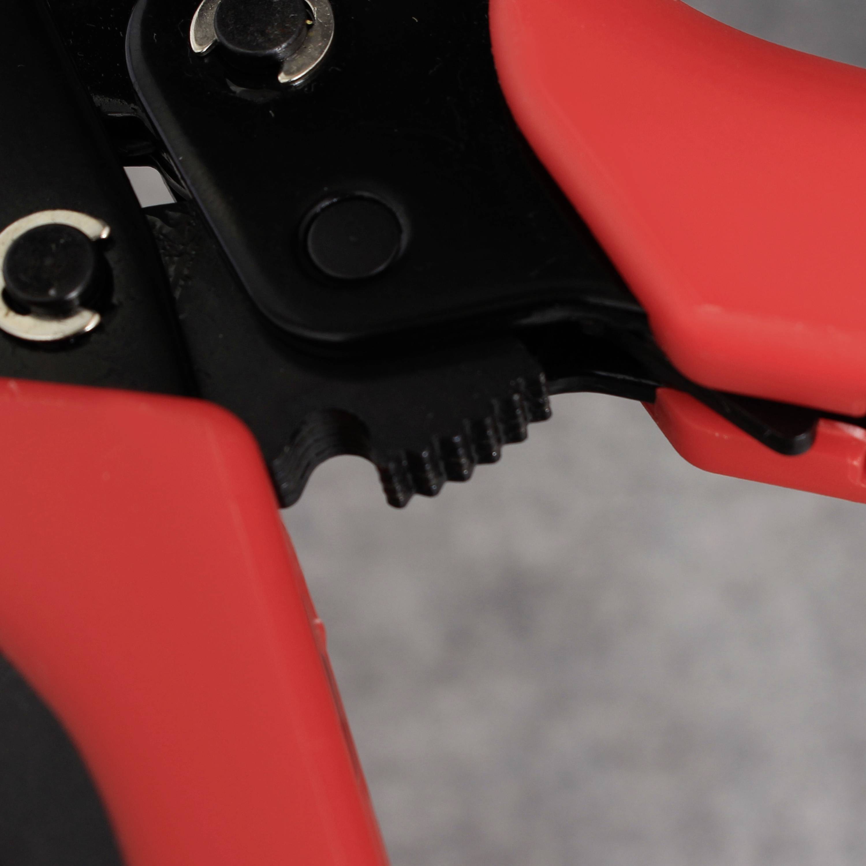 Eine rote, verstellbare Rohrzange wird nah gezeigt, die Details der Metallzähne sind sichtbar. Sie scheint für Klempnerarbeiten geeignet.