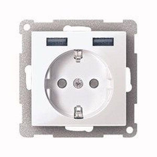 Weiße Steckdose mit zwei USB-Anschlüssen oberhalb des Standard-EU-Steckplatzes, geeignet für den Einbau in die Wand.