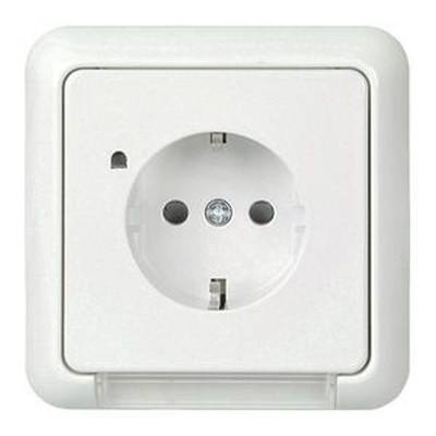 Weiße Steckdose in der Wand montiert, geeignet für europäische Stecker. Runde Aussparung und Sicherheitsblenden sichtbar.