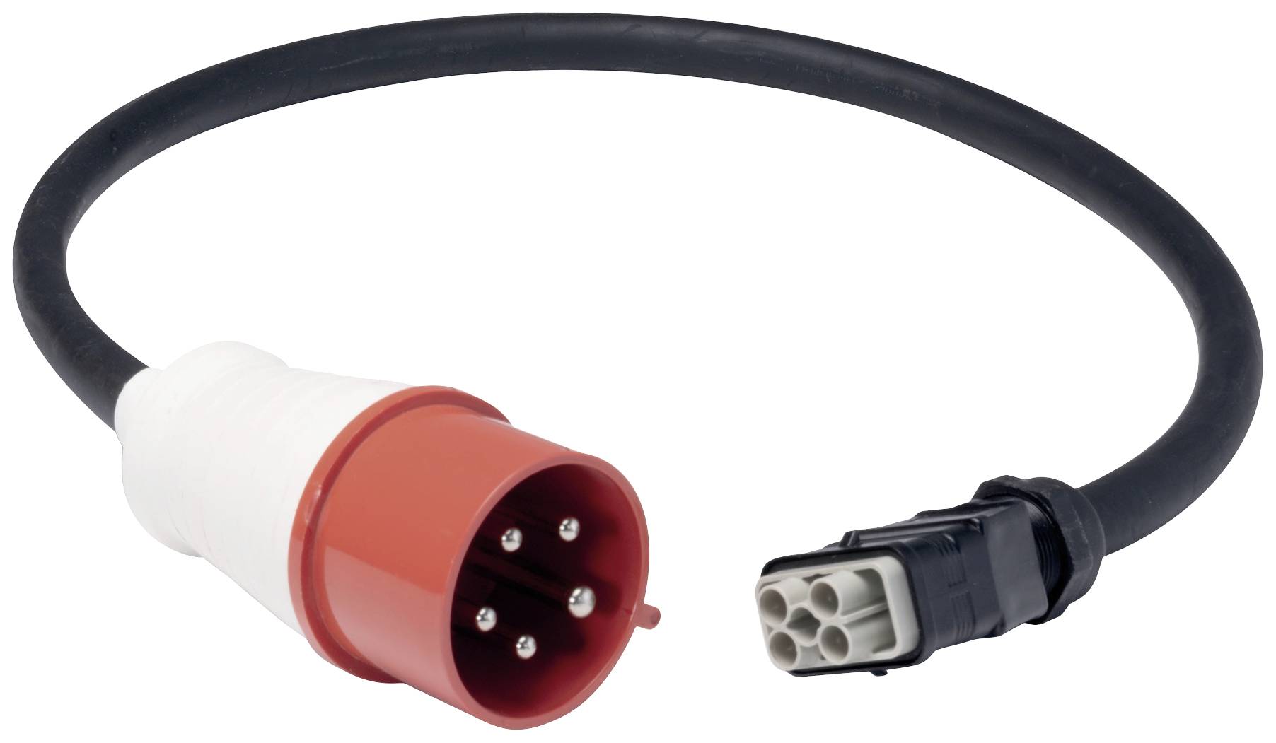 Schwarzes Netzkabel mit einem roten Industriestecker auf der linken Seite und einem schwarzen rechteckigen Stecker auf der rechten Seite.