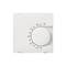 Ein weißes Wandthermostat mit einem Drehregler, der von 40 bis 80 Prozent eingestellt werden kann. Der Zeiger steht auf 65 Prozent.