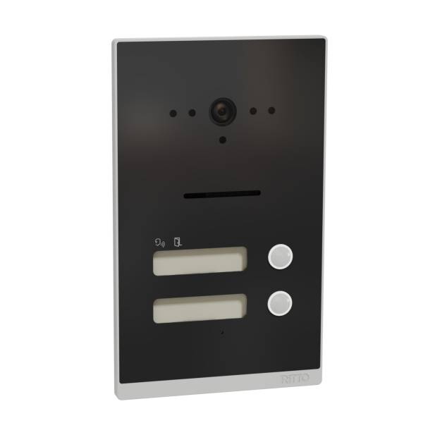Eine schwarze Türsprechanlage mit Kamera, zwei Tasten und Namensschildern. Wird zur Kommunikation und Zutrittskontrolle genutzt.
