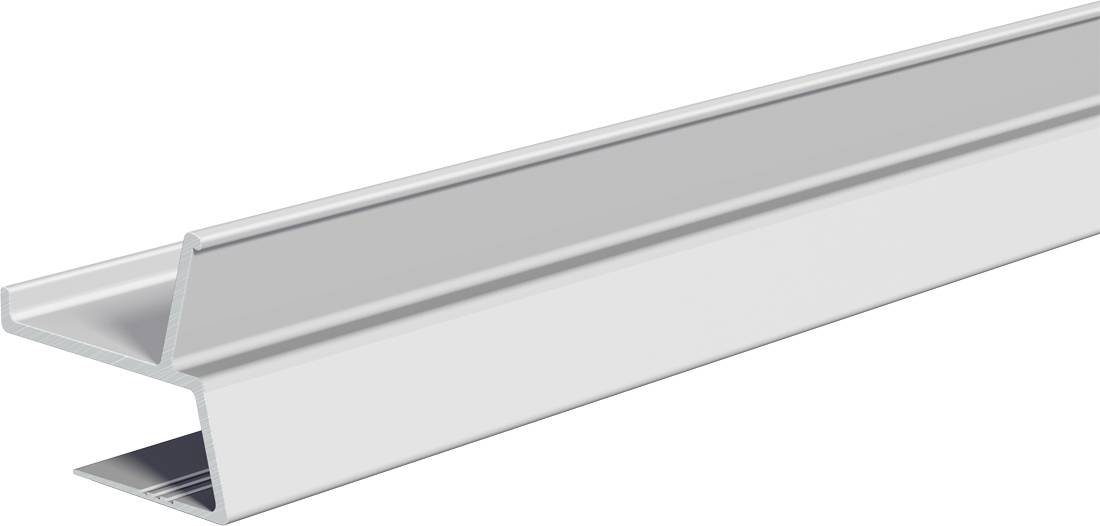 Silbermetalkanal oder Schienenprofil in perspektivischer Darstellung auf weißem Hintergrund.