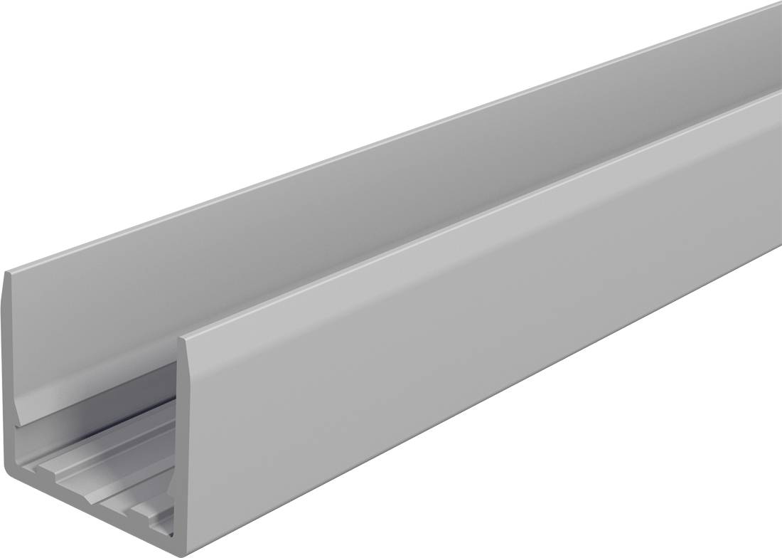 Langer grauer Metallkanal oder Kabelrinne in perspektivischer Darstellung auf weißem Hintergrund, auf einer Seite offen mit geripptem Innenraum.