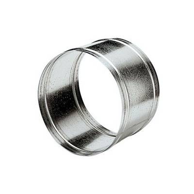 Silberner Metallring, zylindrisch geformt, ohne sichtbare Verzierungen oder zusätzliche Elemente, auf weißem Hintergrund.