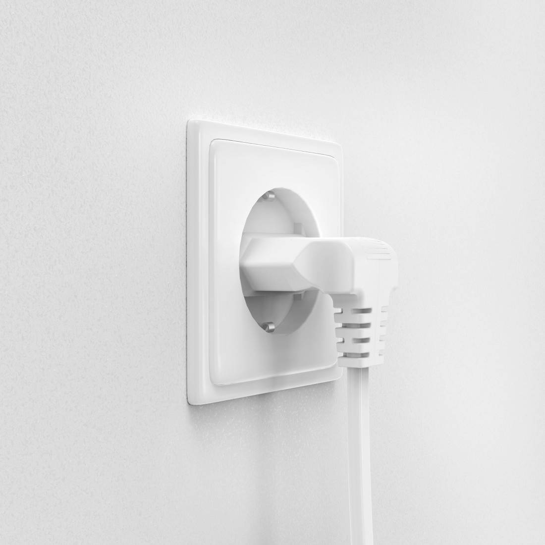Ein weißer Stecker ist in eine weiße Wandsteckdose eingesteckt. Das Bild zeigt eine typische Stromverbindung in Innenräumen.