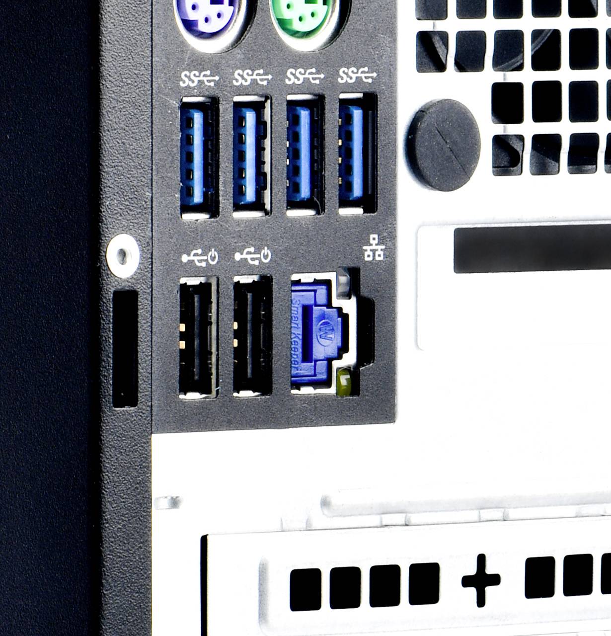 Rückseite eines Computer-Gehäuses mit mehreren USB-Anschlüssen, Audioanschlüssen und Belüftungsgittern.