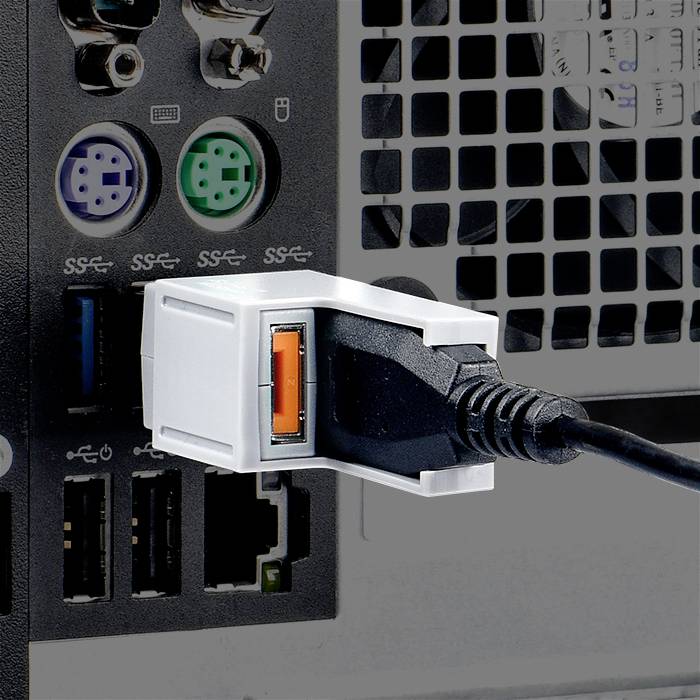 'Ein schwarzes Stromkabel ist mit einem weißen Adapter an einem Computergehäuse angeschlossen, das verschiedene Ports zeigt.'