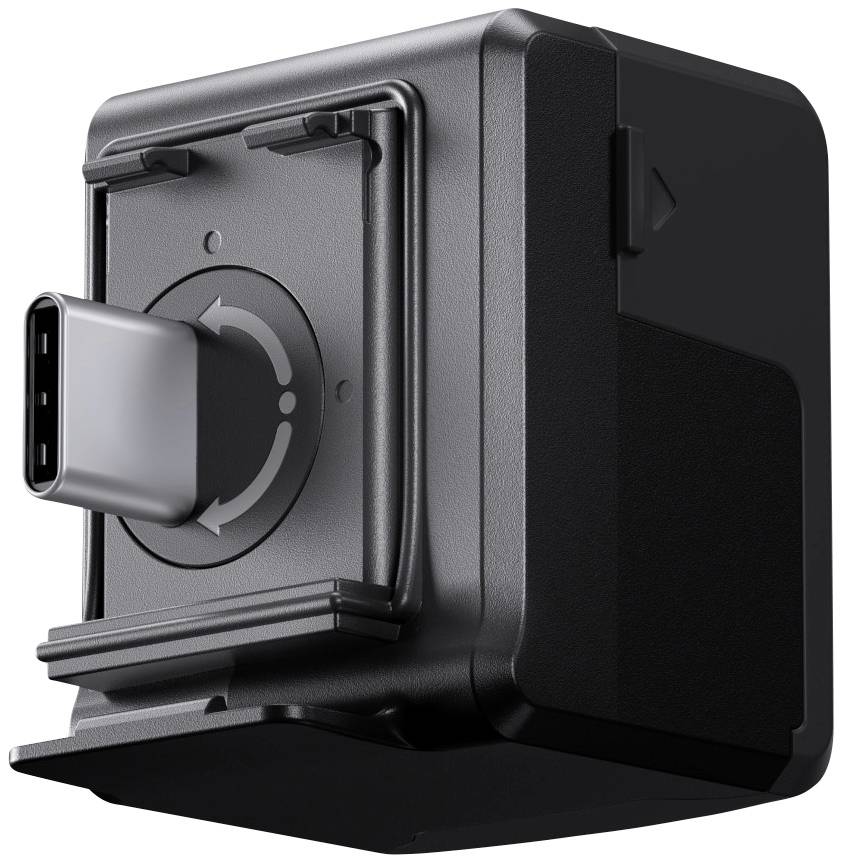 Ein schwarzes Ladegerät mit USB-C-Stecker, seitlich abgebildet. Der Stecker zeigt nach vorne, umgeben von einem Pfeilsymbol.