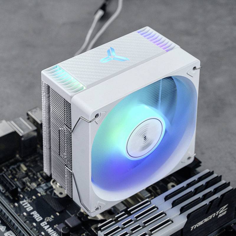 Ein weißer Computer-Kühler mit beleuchtetem blauen Ventilator ist auf einem Mainboard montiert, bereit für die Kühlung der CPU.