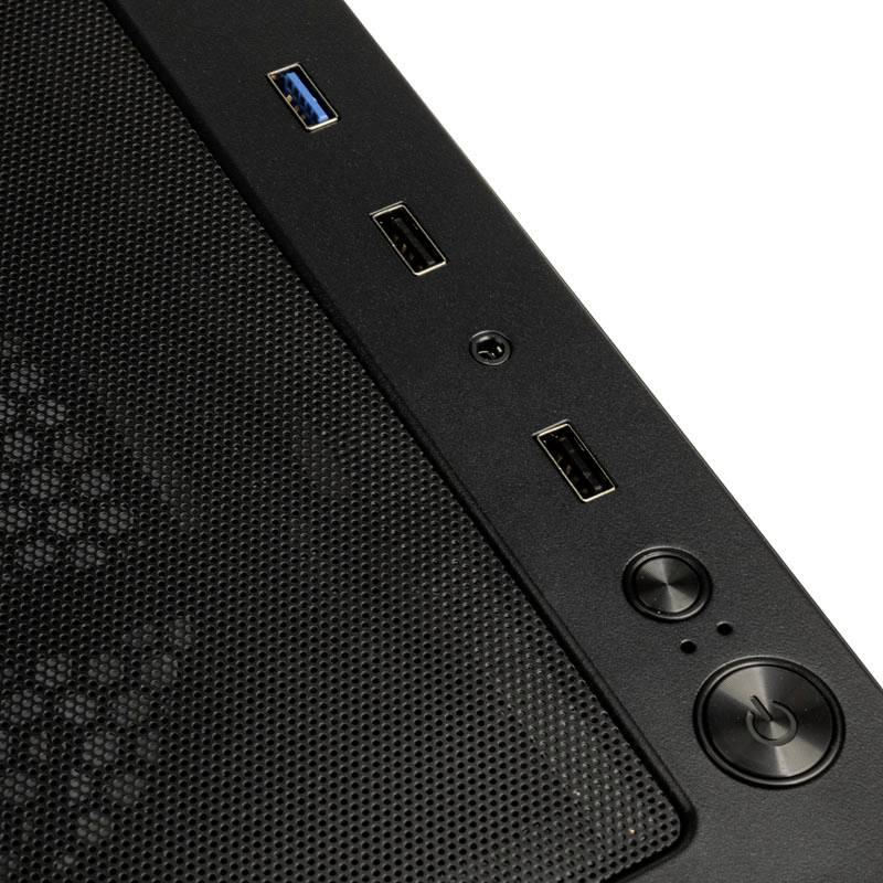 Nahaufnahme der Oberseite eines Computergehäuses mit sichtbaren USB-Anschlüssen und einem Netzschalter.