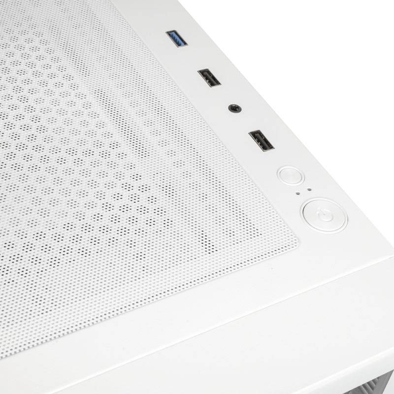 Oberseite eines weißen Computergehäuses mit Lüftungsschlitzen. Sichtbare Ports sind USB und Audio. Zwei Tasten an der Seite.