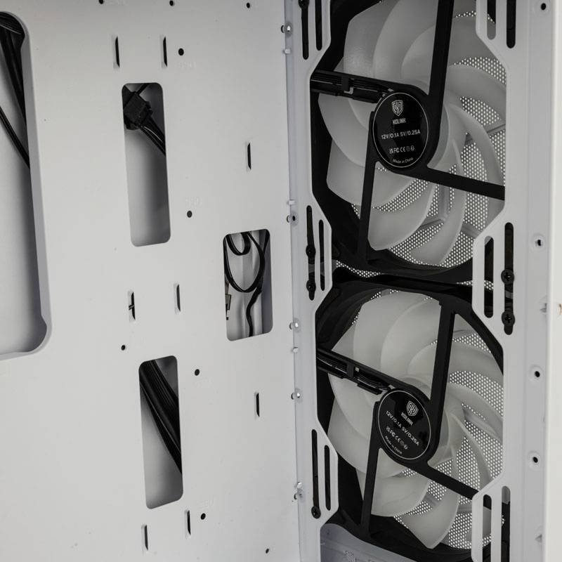 Innenansicht eines Computergehäuses mit zwei großen, vertikal montierten Lüftern und sichtbaren Kabeln.