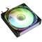 Ein quadratischer Computerlüfter mit RGB-Beleuchtung zeigt ein Spektrum von Farben. Das Kabel ist oben links sichtbar.