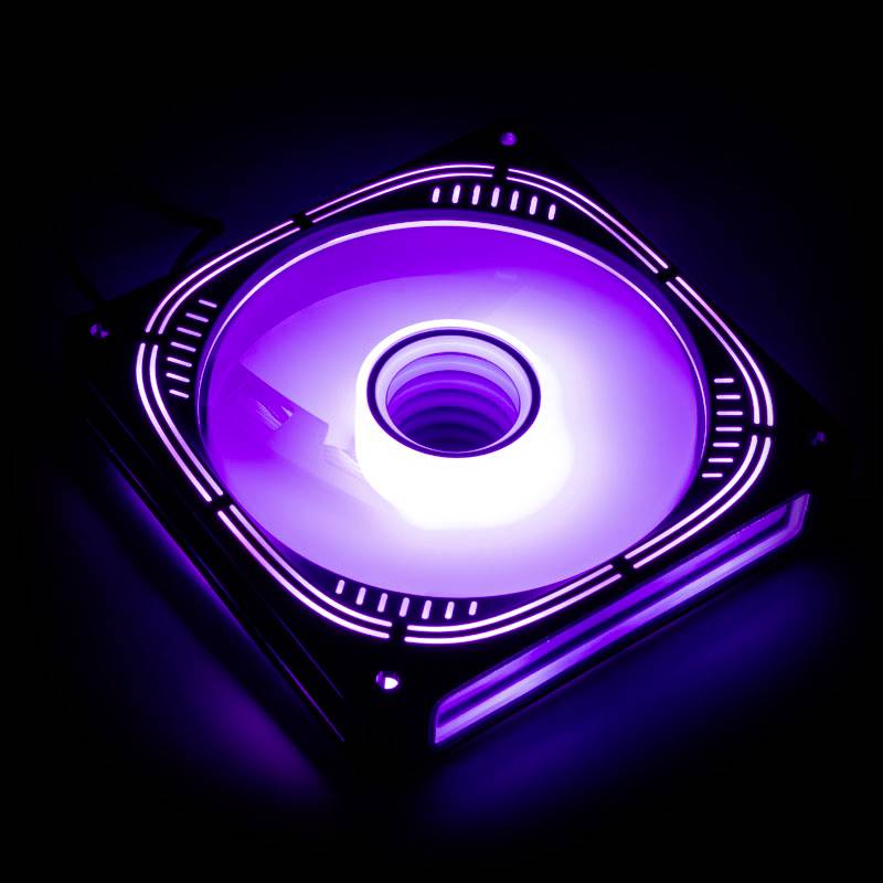Ein quadratischer Lüfter leuchtet violettschimmernd, mit einem zentralen Licht und dekorativen LED-Streifen entlang der Kanten.