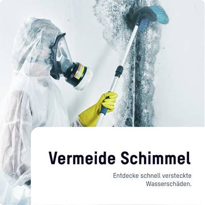 Person in Schutzanzug und Atemmaske reinigt Wand von Schimmel mit Bürste. Text: 'Vermeide Schimmel. Entdecke schnell versteckte Wasserschäden.'