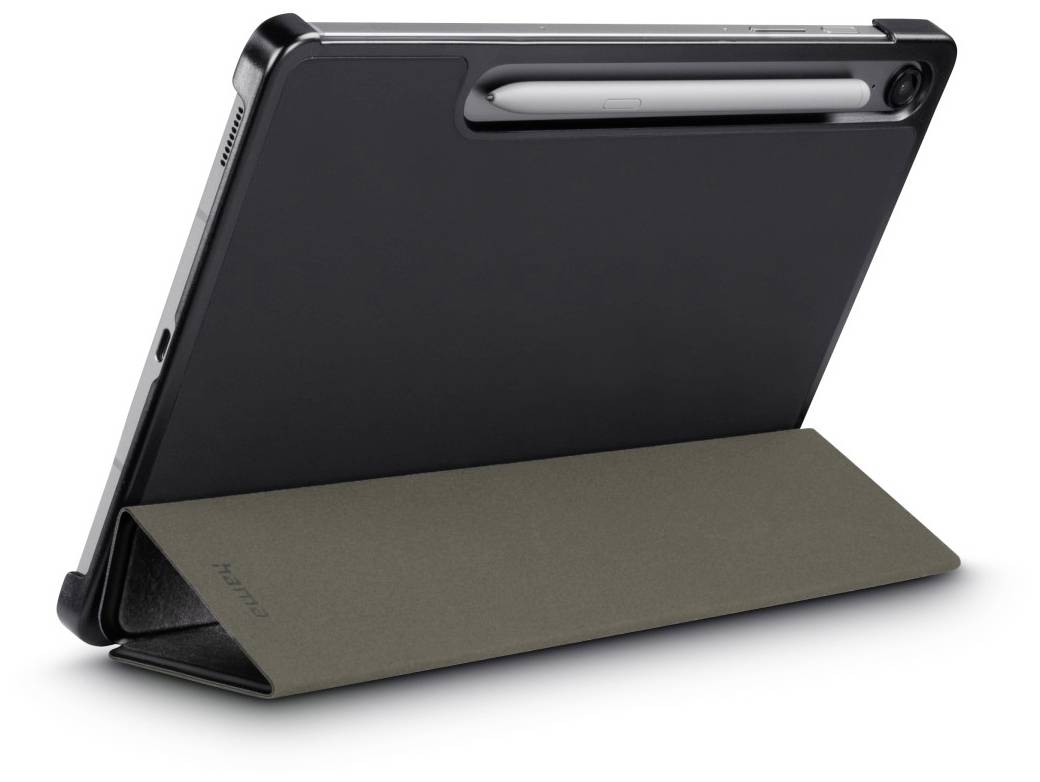 Tablet in schwarzer Hülle, horizontal aufgestellt. Ein Stift ist oben in einer Halterung platziert. Optimal für Präsentationen.