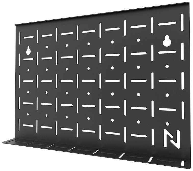 Schwarze Lochplatte aus Metall mit regelmäßigem Muster aus Schlitzen und Löchern, steht aufrecht; geeignet zur Aufbewahrung von Werkzeugen.