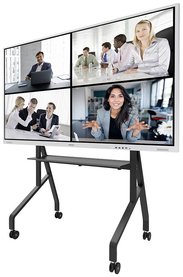 Mehrere Personen in einem virtuellen Meeting auf einem großen Bildschirm. Vier separate Videokonferenz-Fenster zeigen verschiedene Teilnehmer.