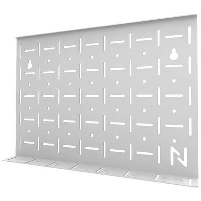 Lochwand aus Metall mit gleichmäßigen quadratischen Öffnungen und N-förmigem Logo unten rechts.