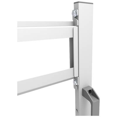 Ein Teil eines weißen Metallzauns mit Befestigungselementen wird gezeigt, die Struktur ist stabil und modern designt.
