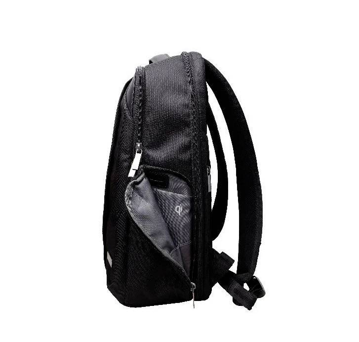Ein schwarzer Rucksack mit mehreren Taschen, darunter eine seitliche Netztasche. Der Rucksack steht aufrecht gegen einen weißen Hintergrund.
