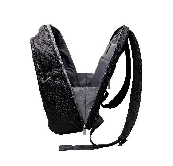 Ein schwarzer Rucksack mit vollständig geöffnetem Reißverschluss zeigt sein geräumiges Innenfach.