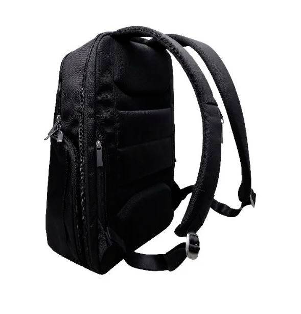 Schwarzer Rucksack mit zwei gepolsterten Schultergurten und mehreren Reißverschlussfächern, seitliche Ansicht.