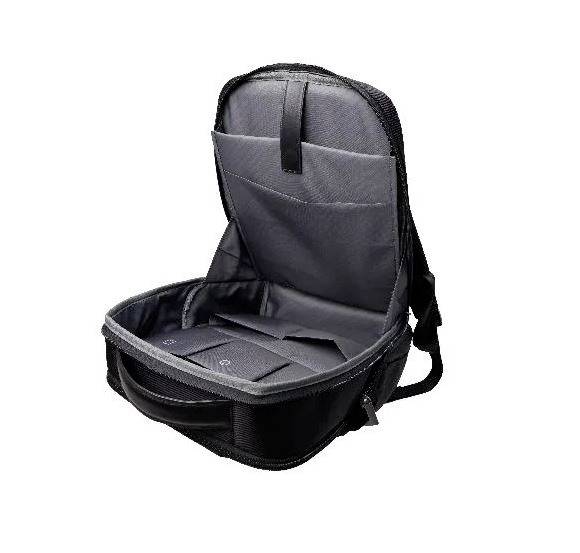 Geöffneter schwarzer Rucksack mit grauem Innenfutter und mehreren Fächern für Organisation und einfachen Zugriff.