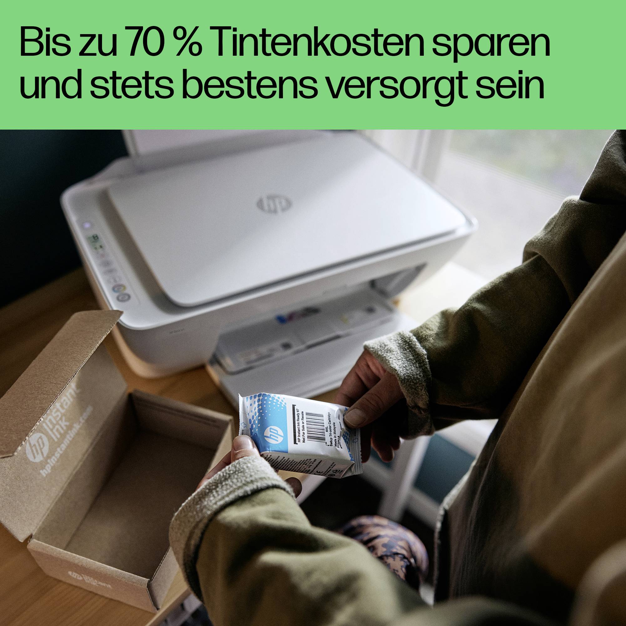 Person legt Tintenpatrone in einen Drucker. Text oben: 'Bis zu 70 % Tintenkosten sparen und stets bestens versorgt sein'.